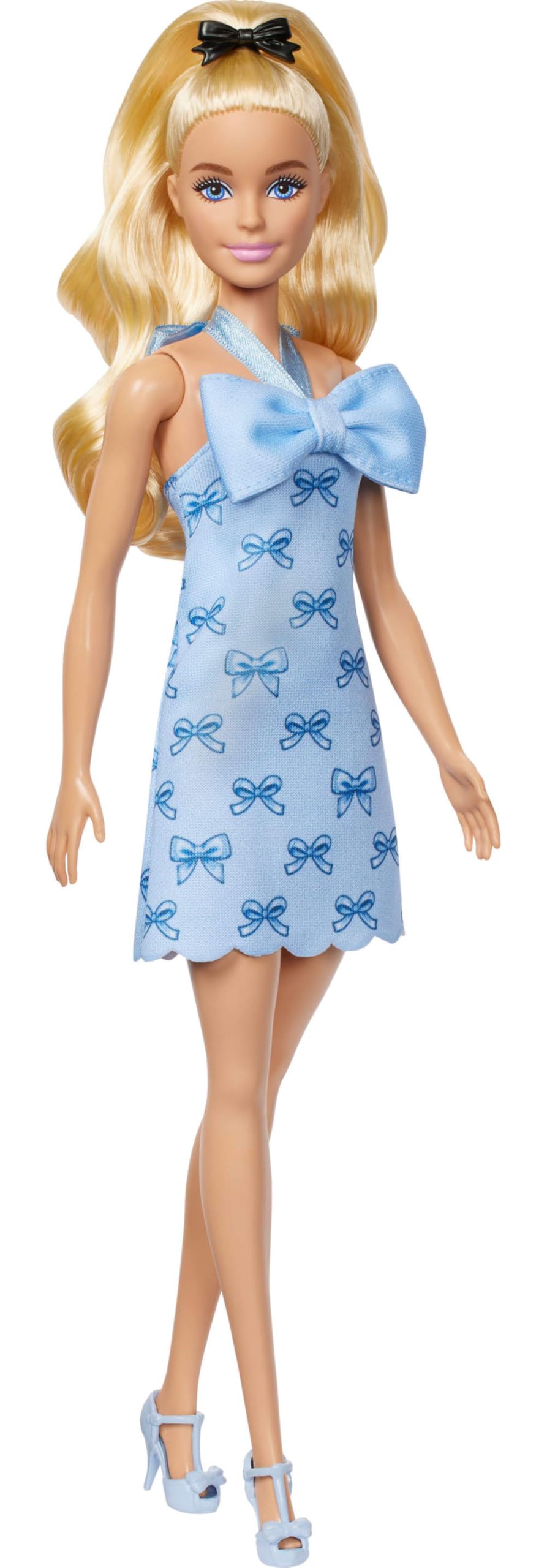Barbie Fashionistas Puppe #237 mit gewelltem blondem Pferdeschwanz, blauem Neckholder-Kleid mit Schleife, schwarzer Haarschleife als Accessoire und passenden blauen Absätzen