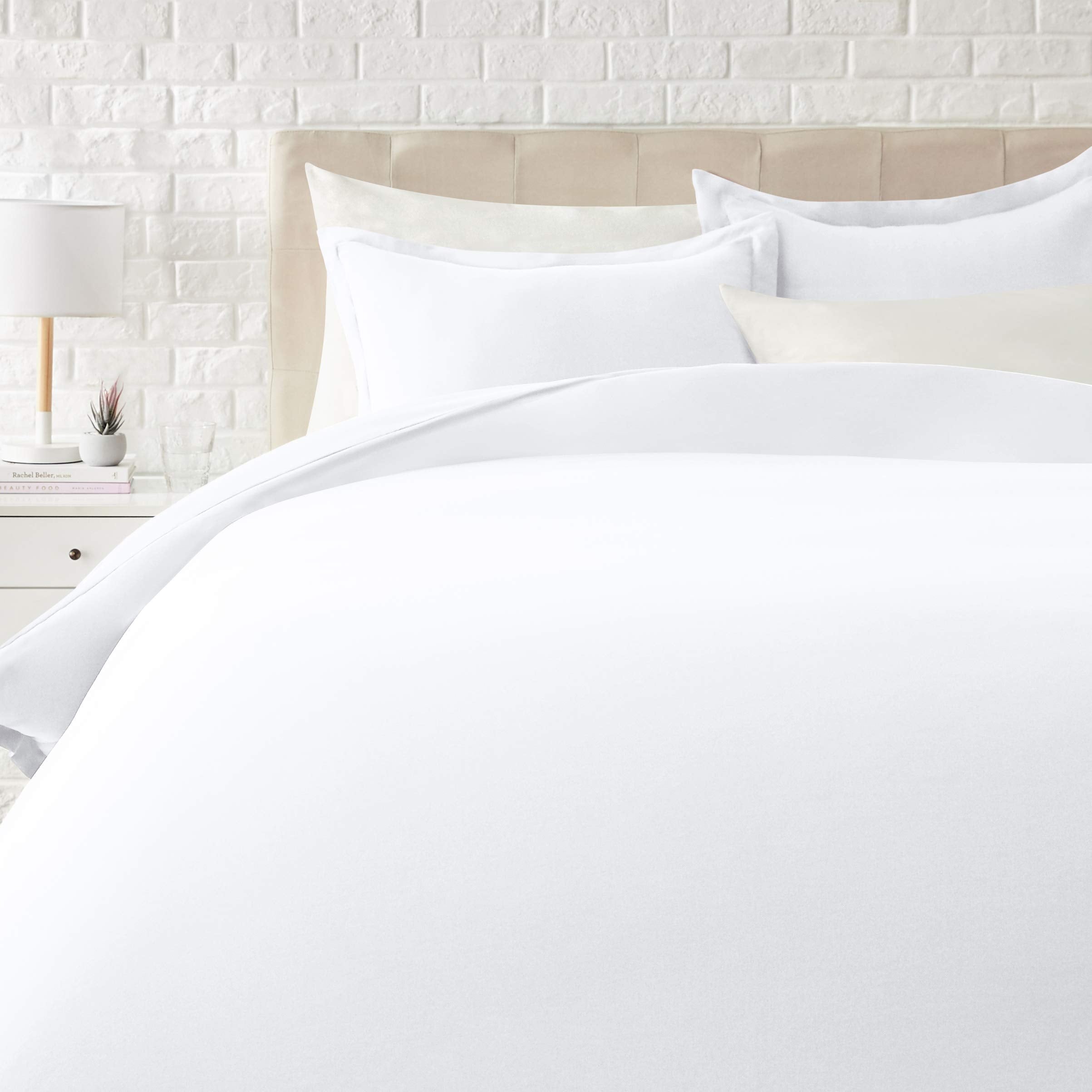 Amazon Basics Lightweight Microfiber 3 Piece Duvet Cover Set with Zipper Closure, Full/Queen, Bright White, Solid