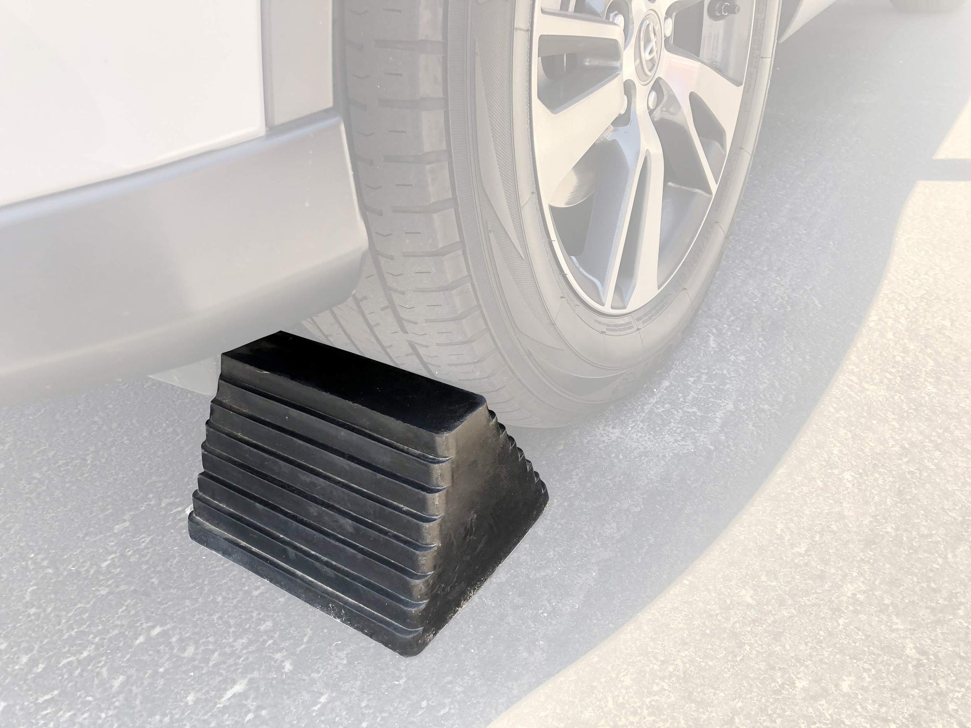 MaxxHaul 80681 Rubber Wheel Chocks 2-Pack – Heavy Duty, All-Weather, Non-Slip, Oil-Resistant with Steel Eyebolt – for Trailers, Cars, Motorcycles, RVs – 10” x 8” x 6”