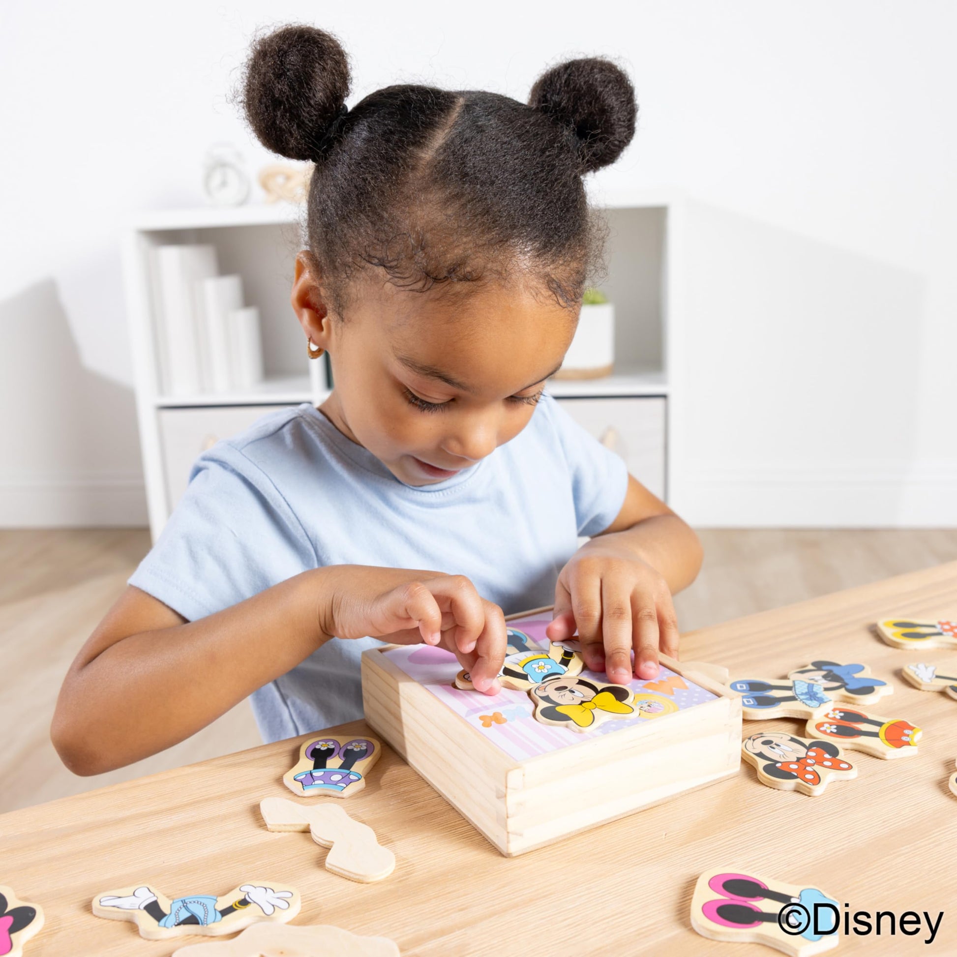 Melissa & Doug Disney Minnie Mouse Dress-Up Puzzle, 18 Pieces Mix and Match Outfits, Sorting & Matching Toy with Storage Case, Educational Puzzle for Toddlers Ages 3+