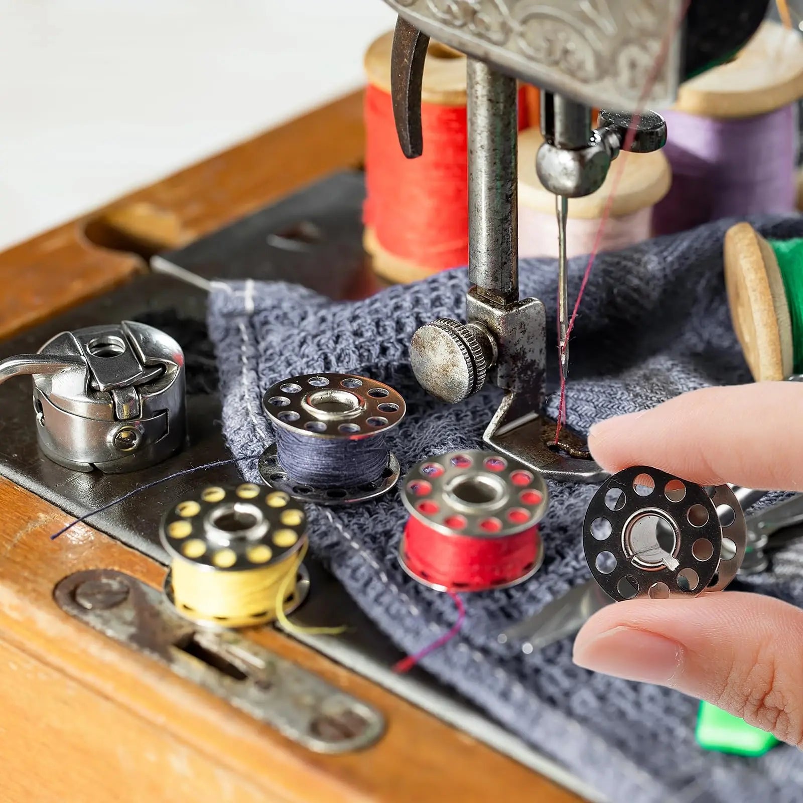 Metal Sewing Machine Bobbins, 28 PCS Universal Sewing Machine Bobbins, Compatible with Singer, Brother, Janome, Bernina, Toyata, etc. (28 PCS)
