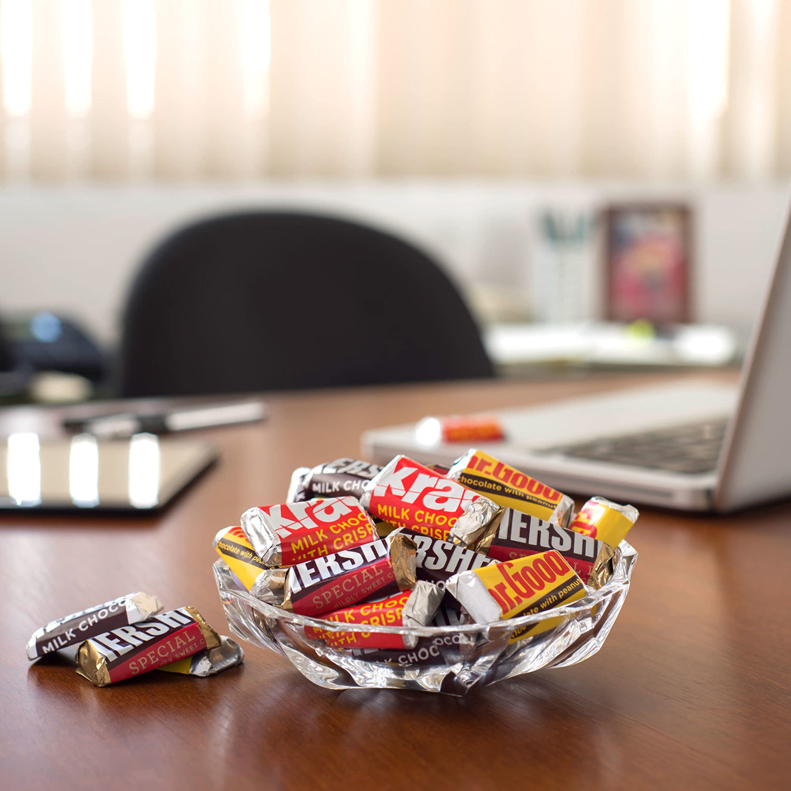 HERSHEY'S Miniatures Assorted Chocolate Candy Party Pack, Halloween Candy, 35.9 oz
